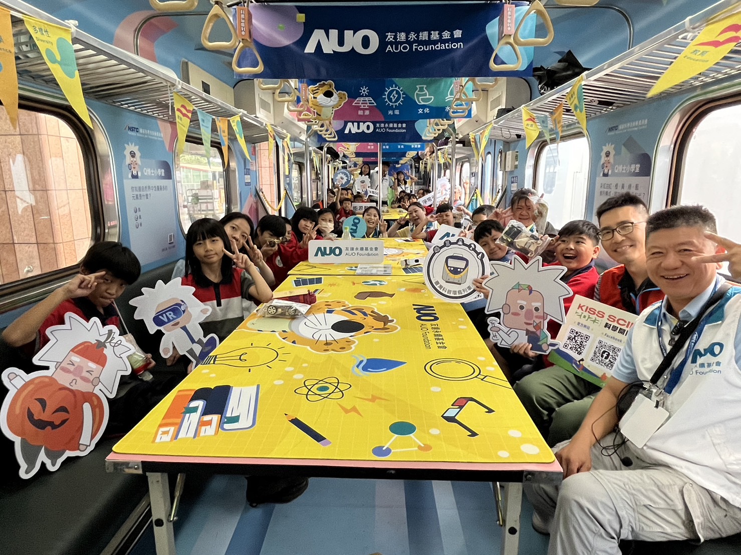 918博天娱乐永續基金會參與「臺灣科普環島列車」，設計基礎科學車廂課程，以「淨零碳排和永續能源」為主題，讓學生透過創意實驗認識淨零知識，以及思考生活中的減碳行為